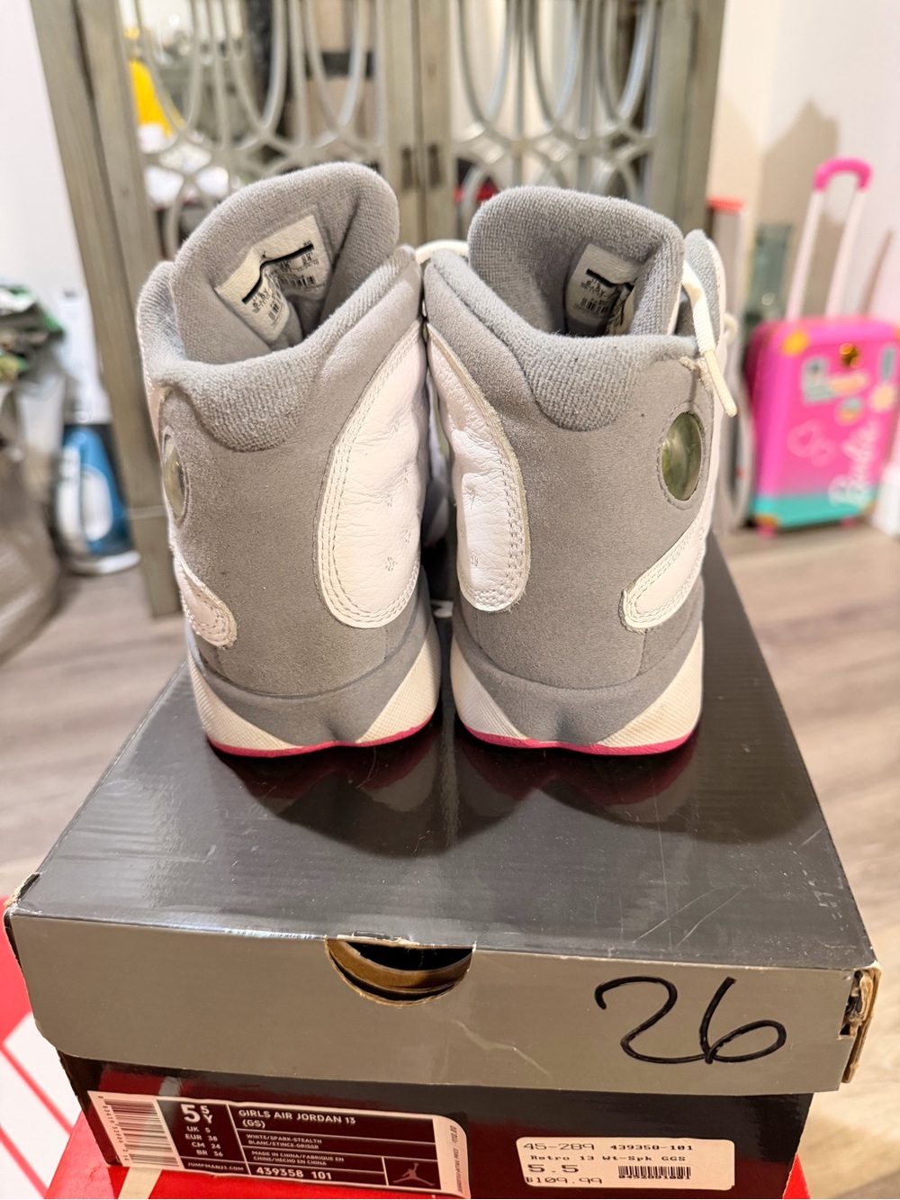 Jordan Girls' Retro 13 “STEALTH” - White/Grey/Pink - Picture 4 of 9